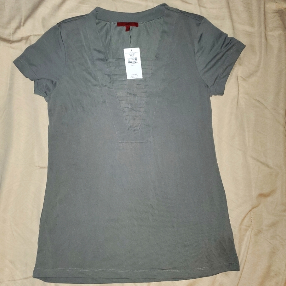 NWT Red by Buckle, Gray, Small, front cutout Tee